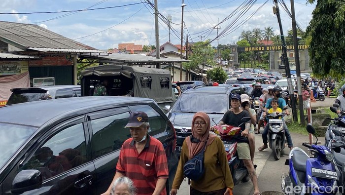 Kawasan Cilodong, Depok macet sejak pagi. Kemacetan dipicu warga yang ramai-ramai mendatangi pengobatan tradisional Ida Dayak di GOR Kostrad Cilodong. (Devi Puspitasari/detikcom)