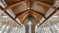 Selain sebagai tempat peribadatan, Gereja Katedral Keuskupan Agung Kupang juga menjadi salah satu objek wisata religi sekaligus sejarah di Kota Kupang, terlebih terdapat Goa Maria yang berada di samping bangunan gereja. Foto: Dok. Kementerian PUPR