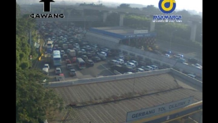 Kepadatan di setelah Gerbang Tol Cililitan arah ke Cawang Senin pagi (3/4)