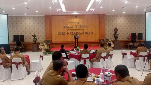 Kepala PMPTST Badung I Made Agus Aryana saat acara penyerahan NIB ke ribuan pelaku UMKM di Gedung Balai Budaya Giri Nata Mandala Puspem Badung, Senin (4/3/2023). (Agus Eka/detikBali)