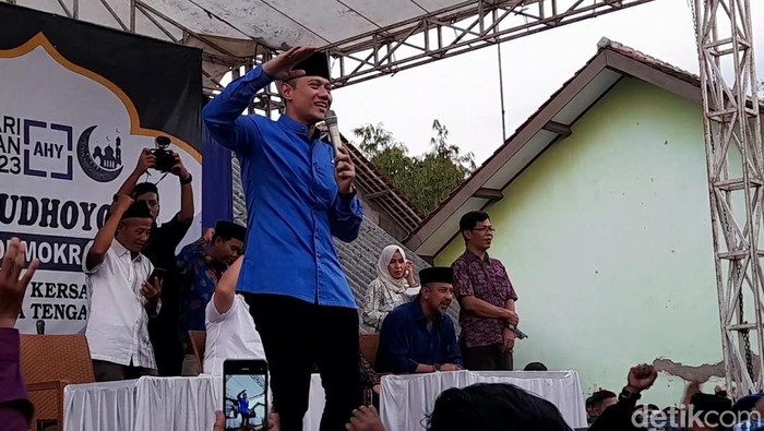 Ketum Partai Demokrat Agus Harimurti Yudhoyono (AHY) saat menggelar safari Ramdan ke Desa Pende, Kersana, Brebes, Senin (3/4/2023) petang.