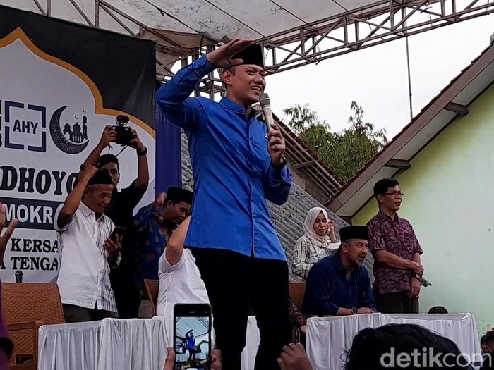 Ketum Partai Demokrat Agus Harimurti Yudhoyono (AHY) saat menggelar safari Ramdan ke Desa Pende, Kersana, Brebes, Senin (3/4/2023) petang.