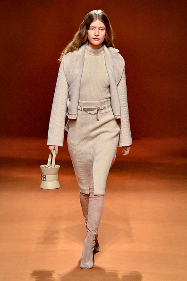 Fashion show koleksi Hermes Fall/Winter 2023-2024 di Paris Fashion Week, Paris, Prancis. Foto: Victor VIRGILE/ Getty Images.