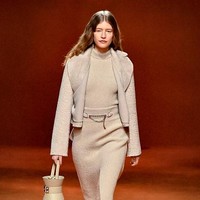 Fashion show koleksi Hermes Fall/Winter 2023-2024 di Paris Fashion Week, Paris, Prancis. Foto: Victor VIRGILE/ Getty Images.