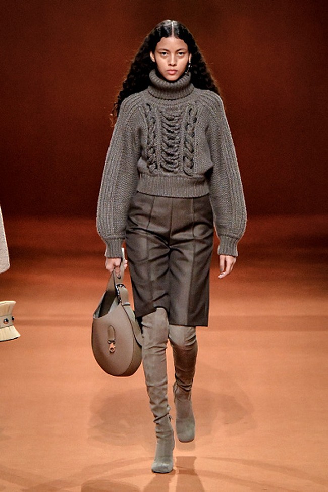 Fashion show koleksi Hermes Fall/Winter 2023-2024 di Paris Fashion Week, Paris, Prancis. Foto: Victor VIRGILE/ Getty Images.