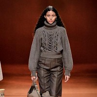 Fashion show koleksi Hermes Fall/Winter 2023-2024 di Paris Fashion Week, Paris, Prancis. Foto: Victor VIRGILE/ Getty Images.