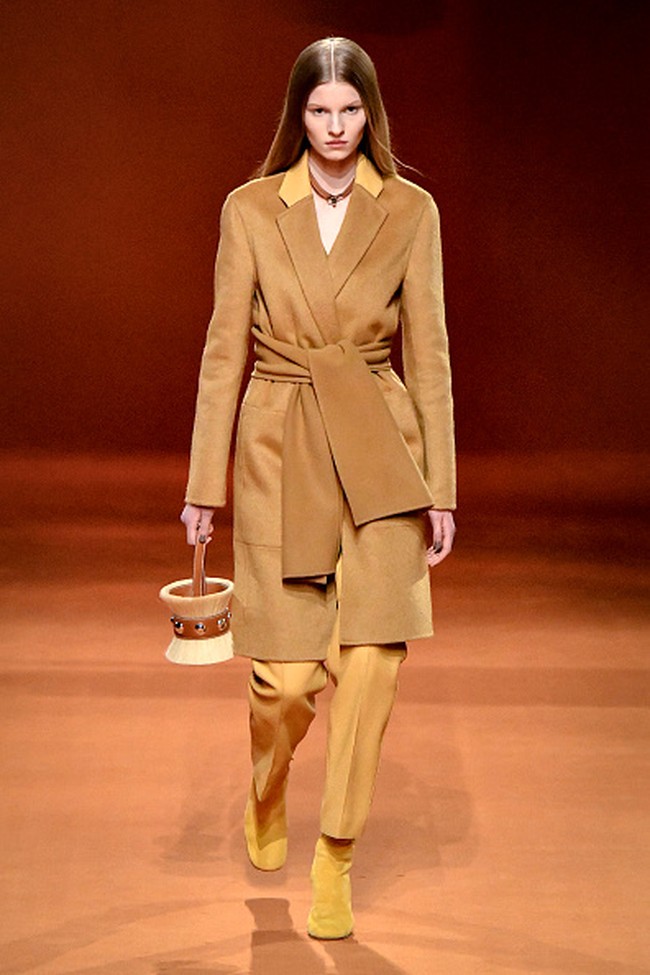 Fashion show koleksi Hermes Fall/Winter 2023-2024 di Paris Fashion Week, Paris, Prancis. Foto: Victor VIRGILE/ Getty Images.