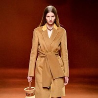 Fashion show koleksi Hermes Fall/Winter 2023-2024 di Paris Fashion Week, Paris, Prancis. Foto: Victor VIRGILE/ Getty Images.