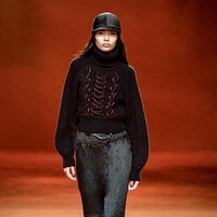 Fashion show koleksi Hermes Fall/Winter 2023-2024 di Paris Fashion Week, Paris, Prancis.  Foto: Victor VIRGILE/ Getty Images.