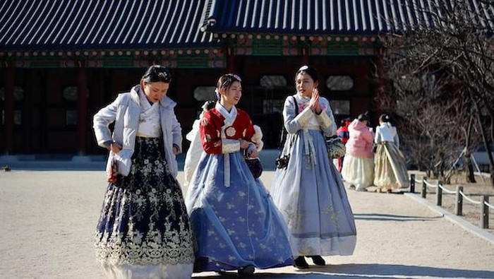 Bahasa dan pakaian tradisional Korea.