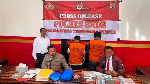 Kasat Reskrim Polres Ende Iptu Yance Kadiaman memperlihatkan dua tersangka tindak pidana korupsi.