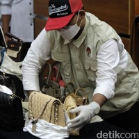Selain Hermes, tas-tas milik istri Rafael yang disita KPK juga datang dari brand seperti Louis Vuitton, Christian Dior, dan Gucci.