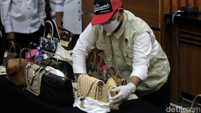Selain Hermes, tas-tas milik istri Rafael yang disita KPK juga datang dari brand seperti Louis Vuitton, Christian Dior, dan Gucci.