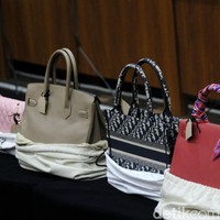 Ada 30 tas branded yang disita KPK pada kasus Rafael. Tampak dari tas-tas tersebut ada dua yang datang dari brand Hermes yaitu Hermes Birkin berwarna nude dan Hermes Kelly berwarna merah.