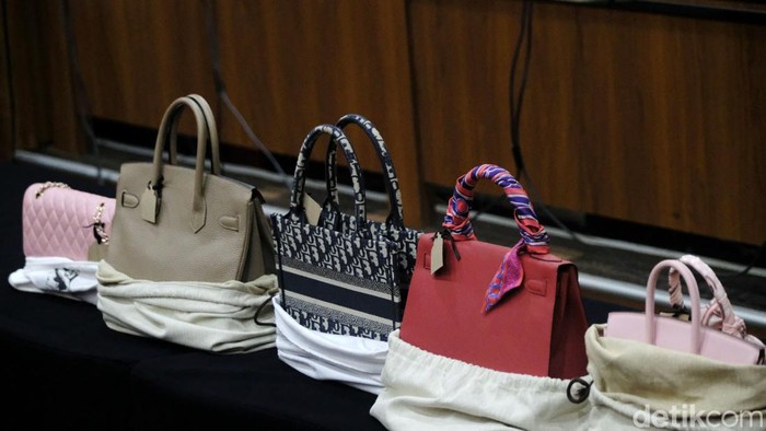 Puluhan tas branded seperti Christian Dior hingga Louis Vuitton (LV) dipamerkan KPK dalam kasus eks pejabat Ditjen Pajak Rafael Alun Trisambodo. Barang bukti uang juga ditunjukkan.