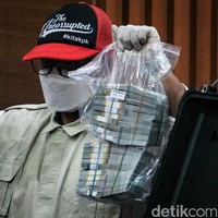Selain itu, penyidik menunjukkan uang yang disita dalam kasus ini. Duit tersebut terlihat berupa pecahan dolar AS.