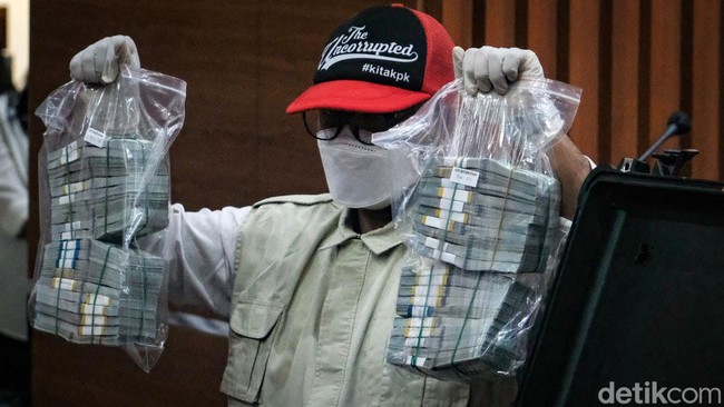 Selain itu, penyidik menunjukkan uang yang disita dalam kasus ini. Duit tersebut terlihat berupa pecahan dolar AS.