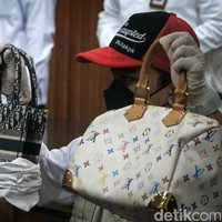 Dalam kasus ini, Rafael diduga menerima gratifikasi dari sejumlah wajib pajak.
