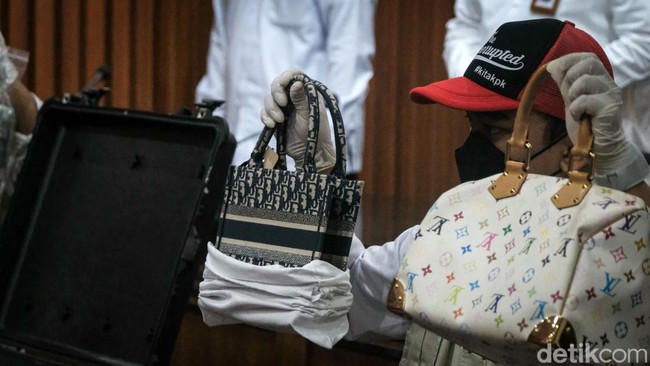 Dalam kasus ini, Rafael diduga menerima gratifikasi dari sejumlah wajib pajak.