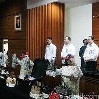 KPK menduga Rafael Alun telah menerima hingga USD 90 ribu atau setara dengan Rp 1,3 miliar.