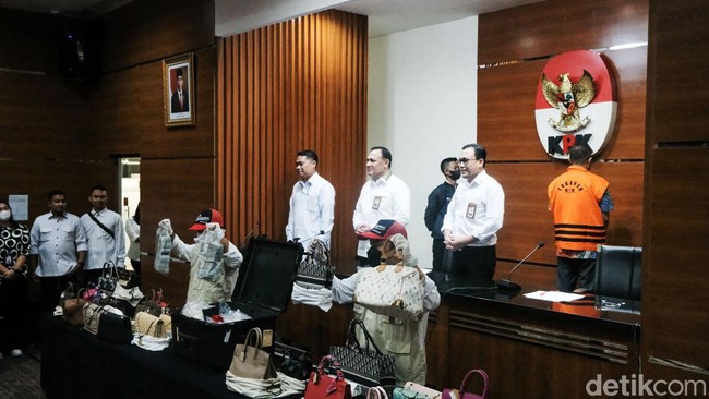 KPK menduga Rafael Alun telah menerima hingga USD 90 ribu atau setara dengan Rp 1,3 miliar.
