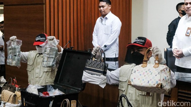 Inilah tas Christian Dior, Hermes sampai LV yang dipamerkan KPK dalam konferensi pers penahanan Rafael Alun Trisambodo di gedung KPK, Jakarta, Senin (3/4/2023).