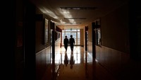 Eita Sato, 15, dan Aoi Hoshi, 15, berjalan di sepanjang koridor SMP Yumoto, mereka adalah satu-satunya siswa di sekolah tersebut, beberapa hari sebelum kelulusan dan upacara penutupan sekolah. (Foto: REUTERS/ISSEI KATO)