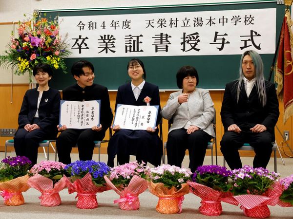 Momen Haru Kelulusan Siswa Jepang yang Sekolahnya Tutup Imbas Krisis Populasi