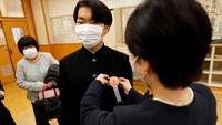 Eita dan Aoi, yang bersama-sama sejak umur tiga, berada di kelas berisi lima orang sampai sekolah dasar tetapi hanya dua yang melanjutkan di Yumoto. (Foto: REUTERS/ISSEI KATO)