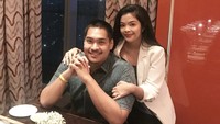 Romantis! Dito dan istrinya, Niena tampak sedang menikmati makan malam di restoran dengan pemandangan kota dari ketinggian.