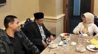 Bergabung bersama Angkatan Muda Pembaharuan Indonesia (AMPI), Dito berkesempatan bertemu Tuan Guru Bajang dan ibunda Jokowi. Mereka tampak makan santai di restoran privat di Solo.