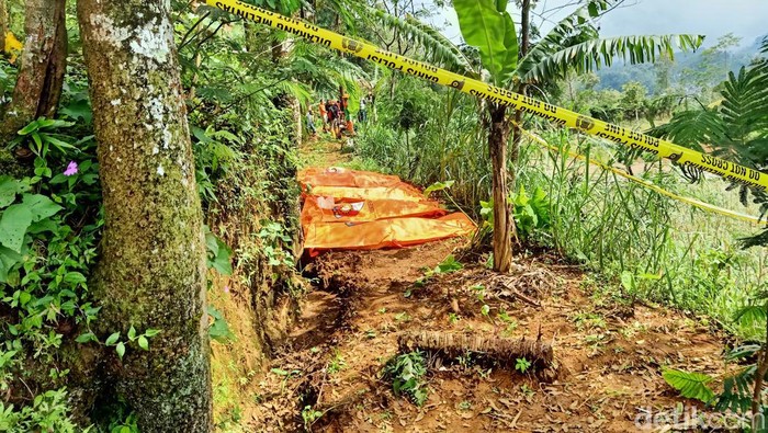 Lahan di perbukitan milik tersangka dukun pengganda uang yang digunakan untuk mengubur korban-korbannya di Banjarnegara, Senin (3/4/2023).