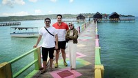 Dalam Instagramnya, Dito aktif membagikan kesibukannnya, termasuk juga menyempatkan jalan-jalan.