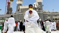 Momen Dito dan istri saat umroh.