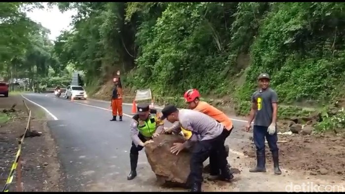 Longsor Sempat Tutup Akses Jalan Nasional Trenggalek-Ponorogo