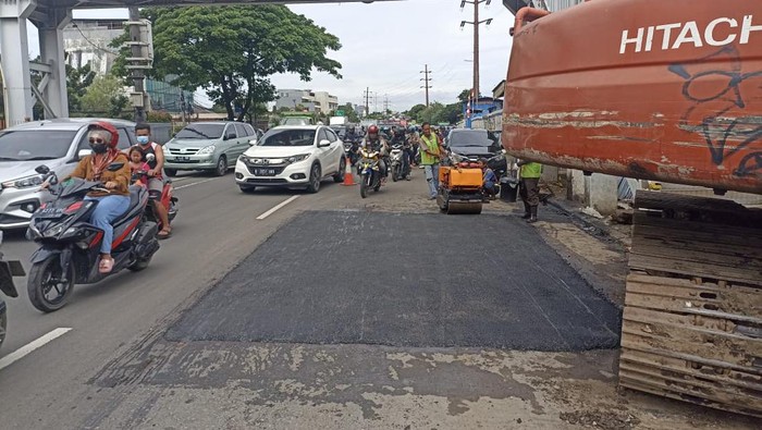 Lubang besar di Jl Daan Mogot Jakarta Barat telah diaspal.