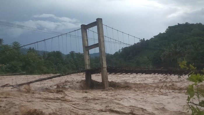 Jembatan gantung di Luwu, Sulawesi Selatan (Sulsel) rusak akibat diterjang banjir bandang.