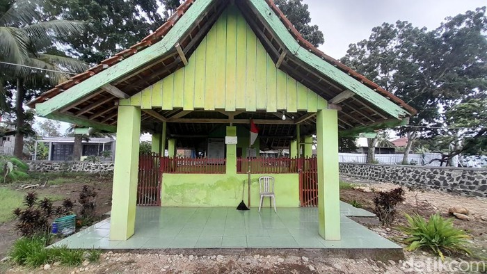 Makam Mbah Bungkus di Pangandaran.