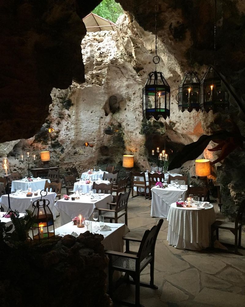 Makan Bareng Singa dan di Dalam Gua, Ini 10 Restoran dengan Konsep Keren