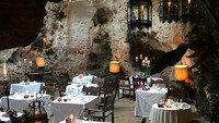 Puas makan bareng jerapah, jangan lupa mampir ke restoran Ali Barbours Cave di Kenya. Restoran ini berada di dalam gua kuno yang setiap sudutnya dipenuhi dengan cahaya lilin romantis. Foto: Pool Site