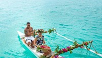Ke Bora Bora bisa bersantai di laut biru yang jernih. Sekaligus makan di dalam air laut dengan meja dan tempat duduk yang diletakkan di dalam air. Foto: Pool Site