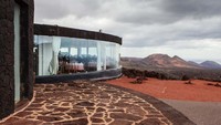 Penuh dengan tempat wisata yang keren, jangan lupa mampir ke restoran El Diablo di Spanyol yang menawarkan hidangan daging panggang di atas volcano. Foto: Pool Site