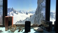 Makan siang dikelilingi pegunungan dengan salju yang indah bisa didapatkan di restoran Aiguille Du Midi di Charmonix, Prancis. Foto: Pool Site