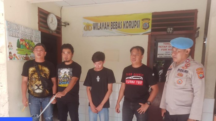 Remaja berinisial LS (20) di Kota Manado, Sulawesi Utara (Sulut) ditangkap polisi lantaran menikam 2 temannya.