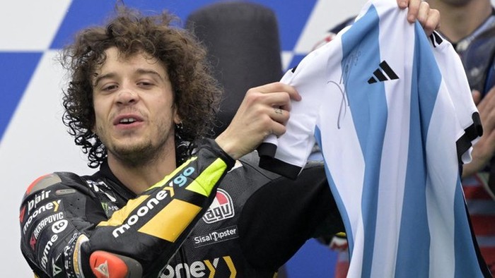 Marco Bezzecchi dapat jersey Argentina bertanda tangan Lionel Messi.