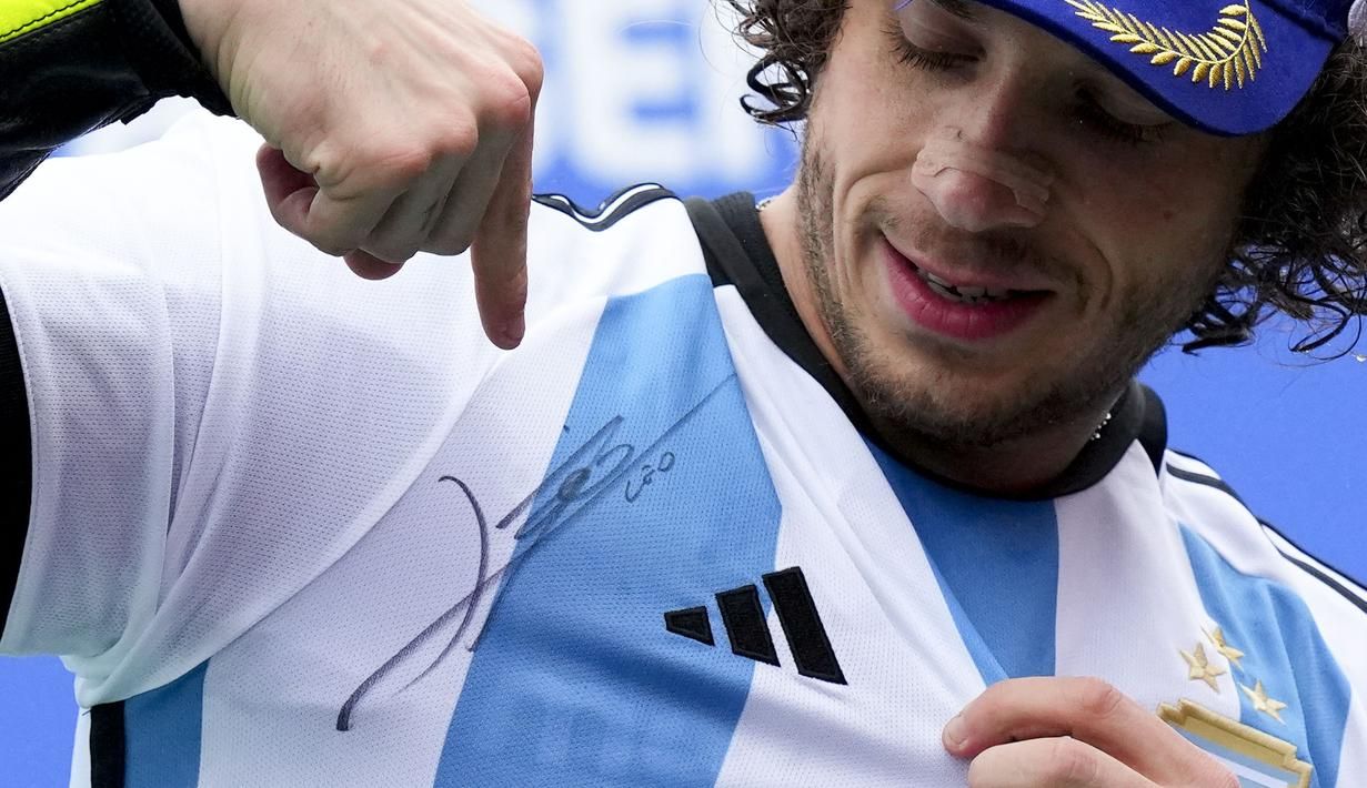 Marco Bezzecchi dapat jersey Argentina bertanda tangan Lionel Messi.