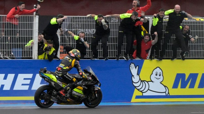 Ducati Italian rider Marco Bezzecchi celebrates with teammates after winning the Argentina Grand Prix MotoGP race, at Termas de Rio Hondo circuit in Santiago del Estero, Argentina, on April 2, 2023. (Photo by JUAN MABROMATA / AFP) (Photo by JUAN MABROMATA/AFP via Getty Images)