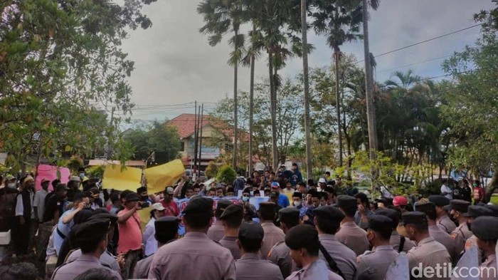 Massa di Bangkalan demo di depan kantor pemkab setempat