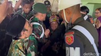 Namun, akibat massa yang membludak, Ida Dayak mengaku tidak sanggup melayani para pasiennya yang diperkirakan tidak mungkin selesai dalam 4-5 hari. Mohon maaf saya mengumumkan, Ibu Ida tidak bersedia atau tidak mampu untuk melakukan pengobatan, karena kondisinya ramai sekali tidak mungkin melakukan pengobatan satu per satu, kata Panglima Divisi Infanteri (Pangdivif) 1 Kostrad Mayjen TNI Bobby Rinal Makmun saat mengumumkan ke warga, di Kostrad Cilodong, Depok, Senin (3/4/2023). (Foto: Devi Puspitasari/detikcom)