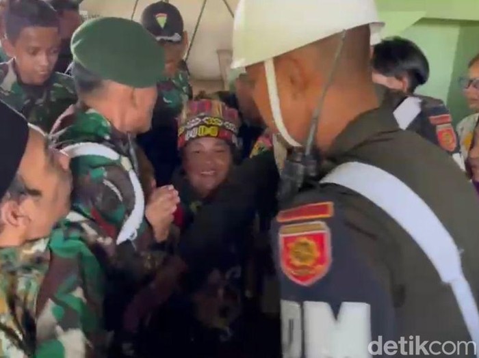 Massa membeludak, Ibu Ida Dayak batal obati pasien di Depok